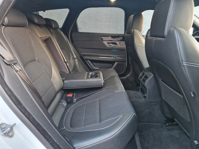 Jaguar XF 20d 180PS R-Sport Sportbrake Automatik — photo 16
