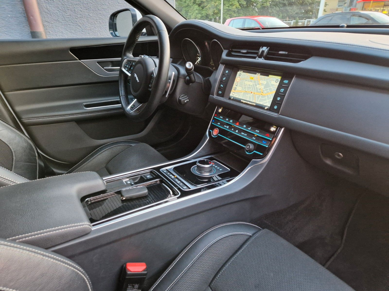 Jaguar XF 20d 180PS R-Sport Sportbrake Automatik — photo 13