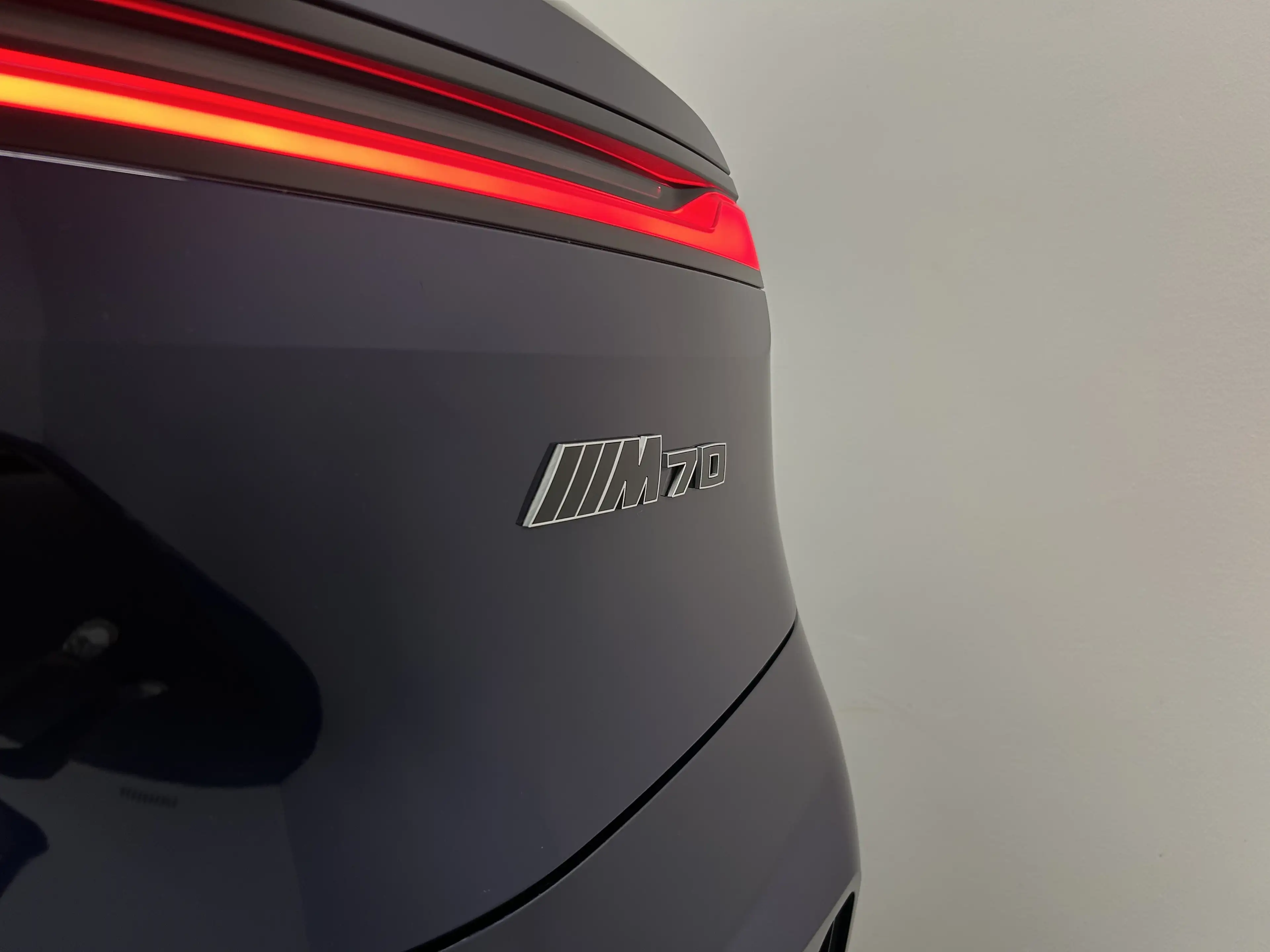 BMW iX M70 xDrive — photo 13