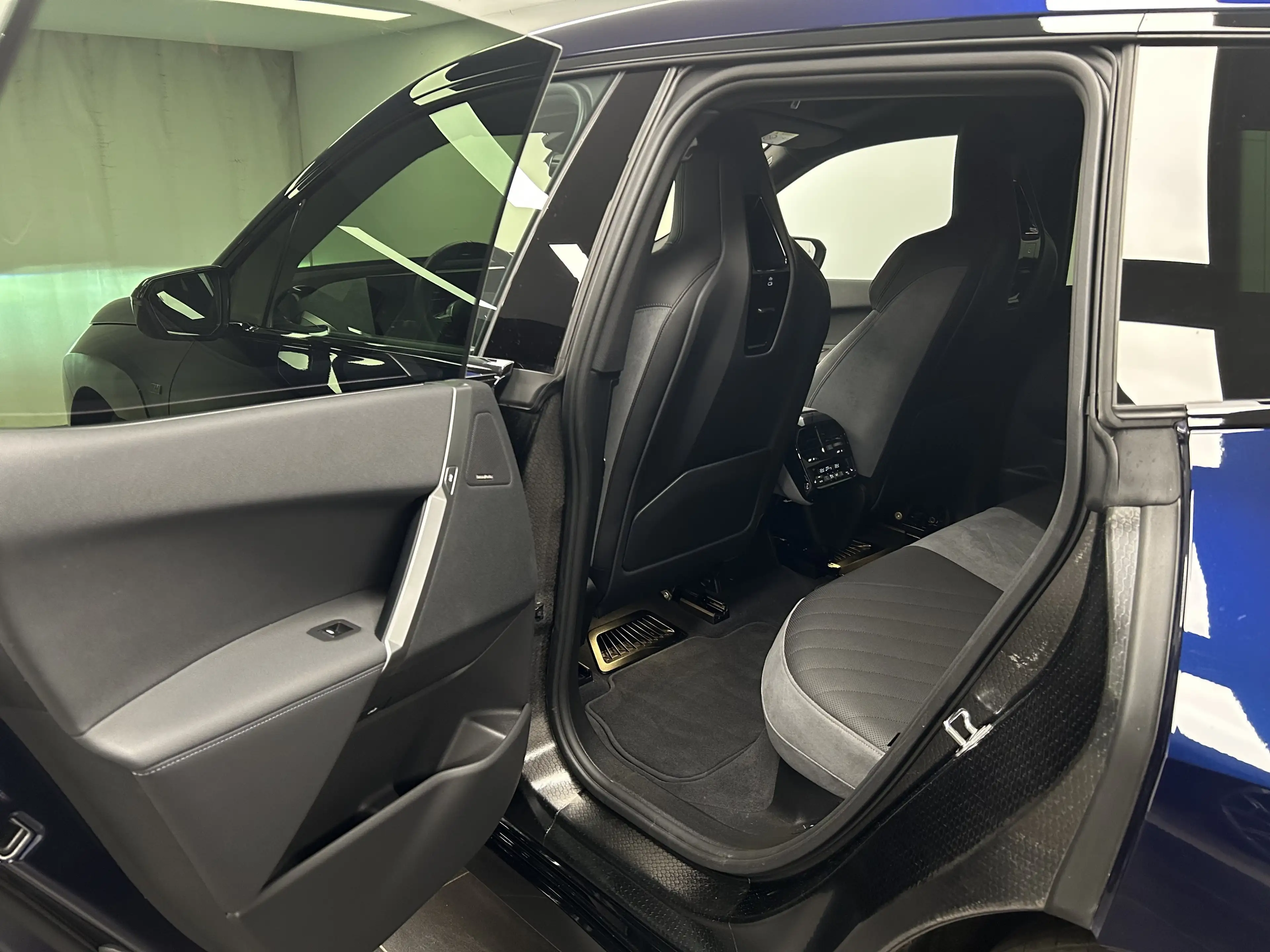 BMW iX M70 xDrive — photo 14