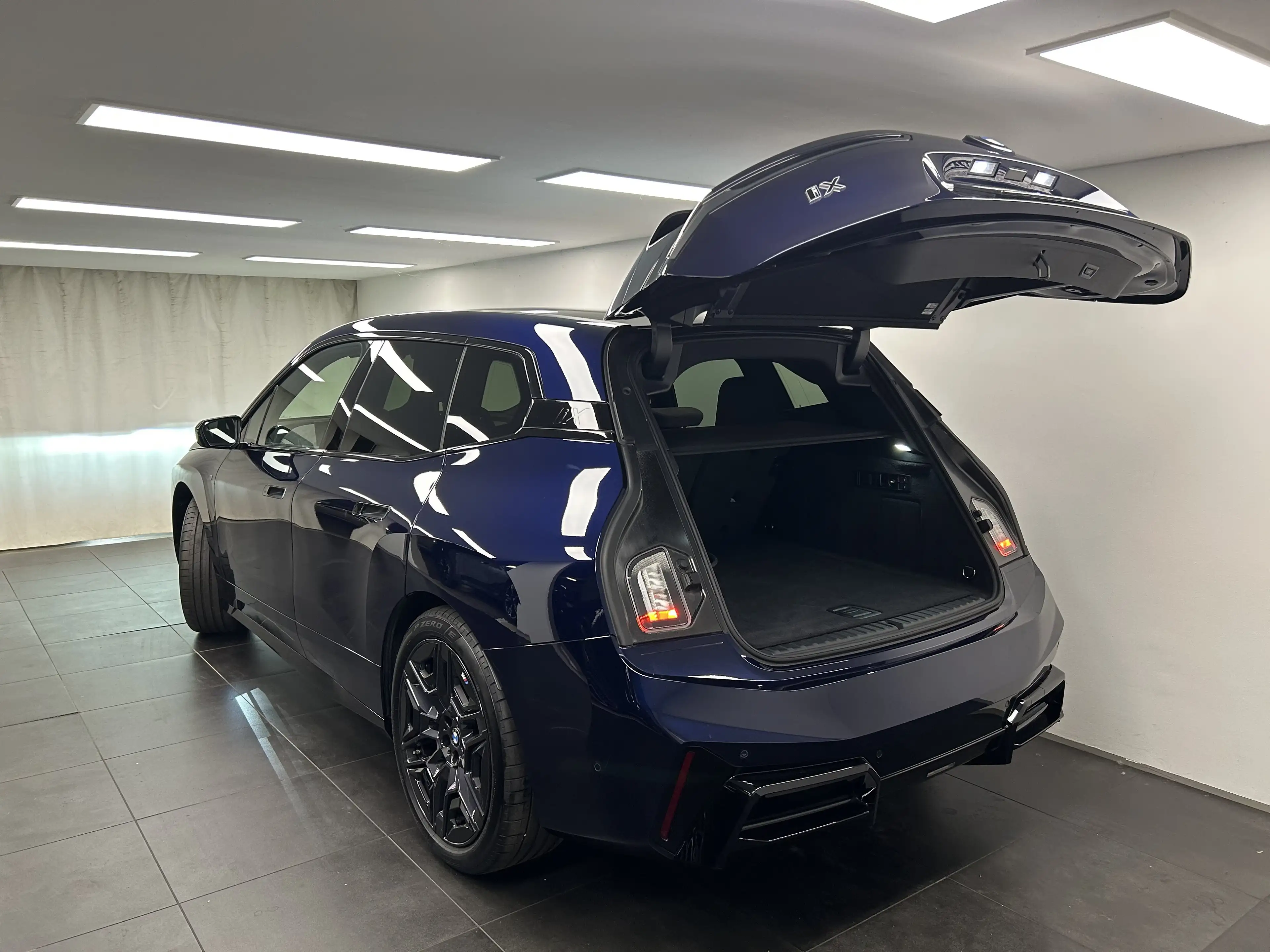 BMW iX M70 xDrive — photo 11