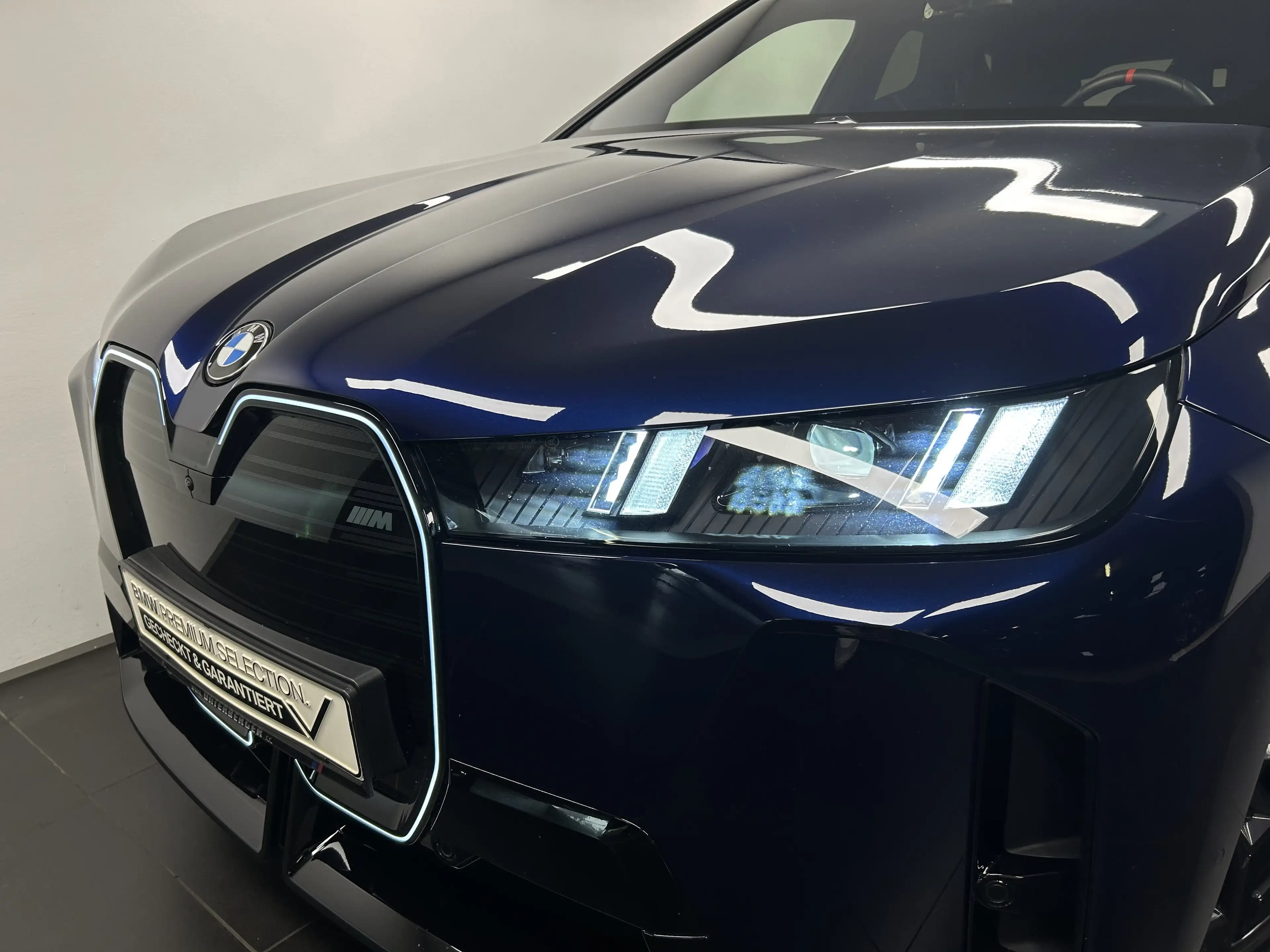 BMW iX M70 xDrive — photo 8