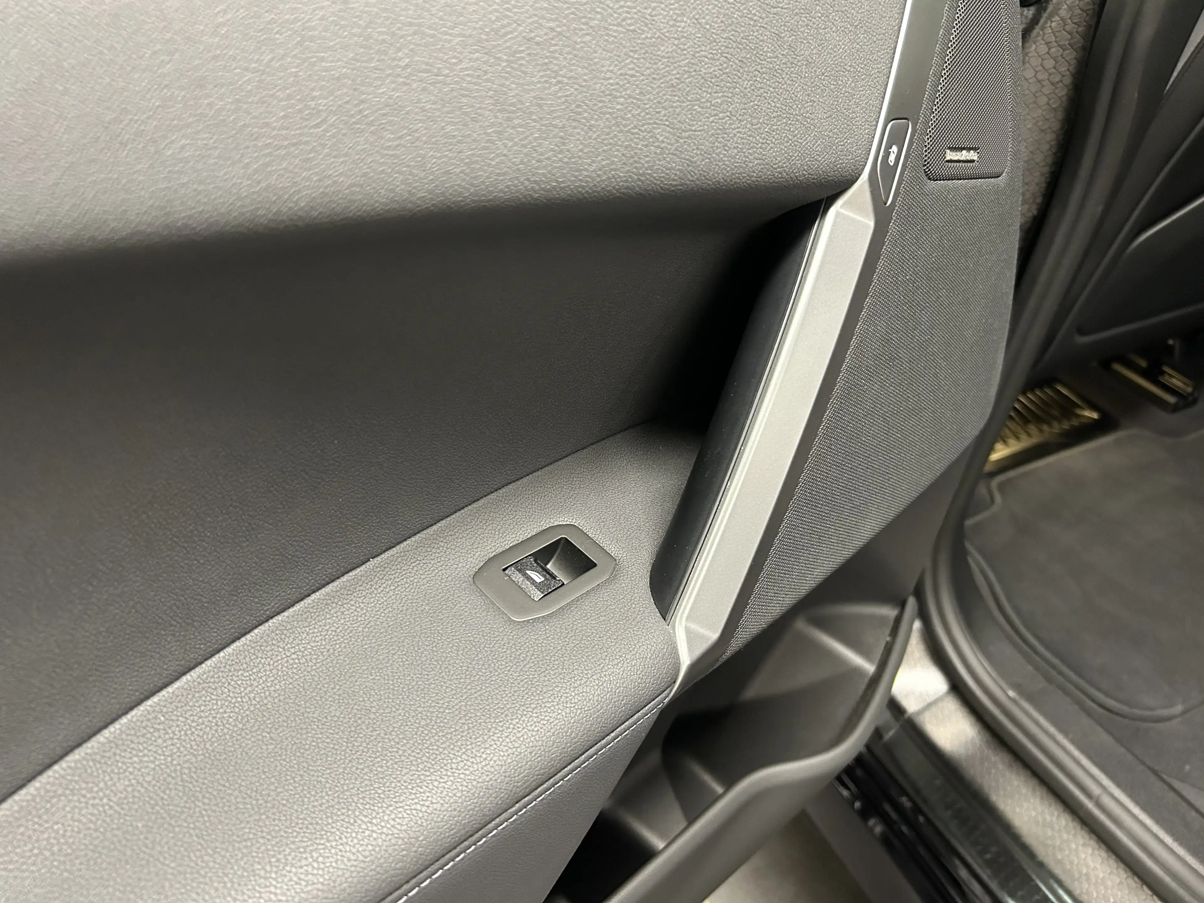 BMW iX M70 xDrive — photo 15