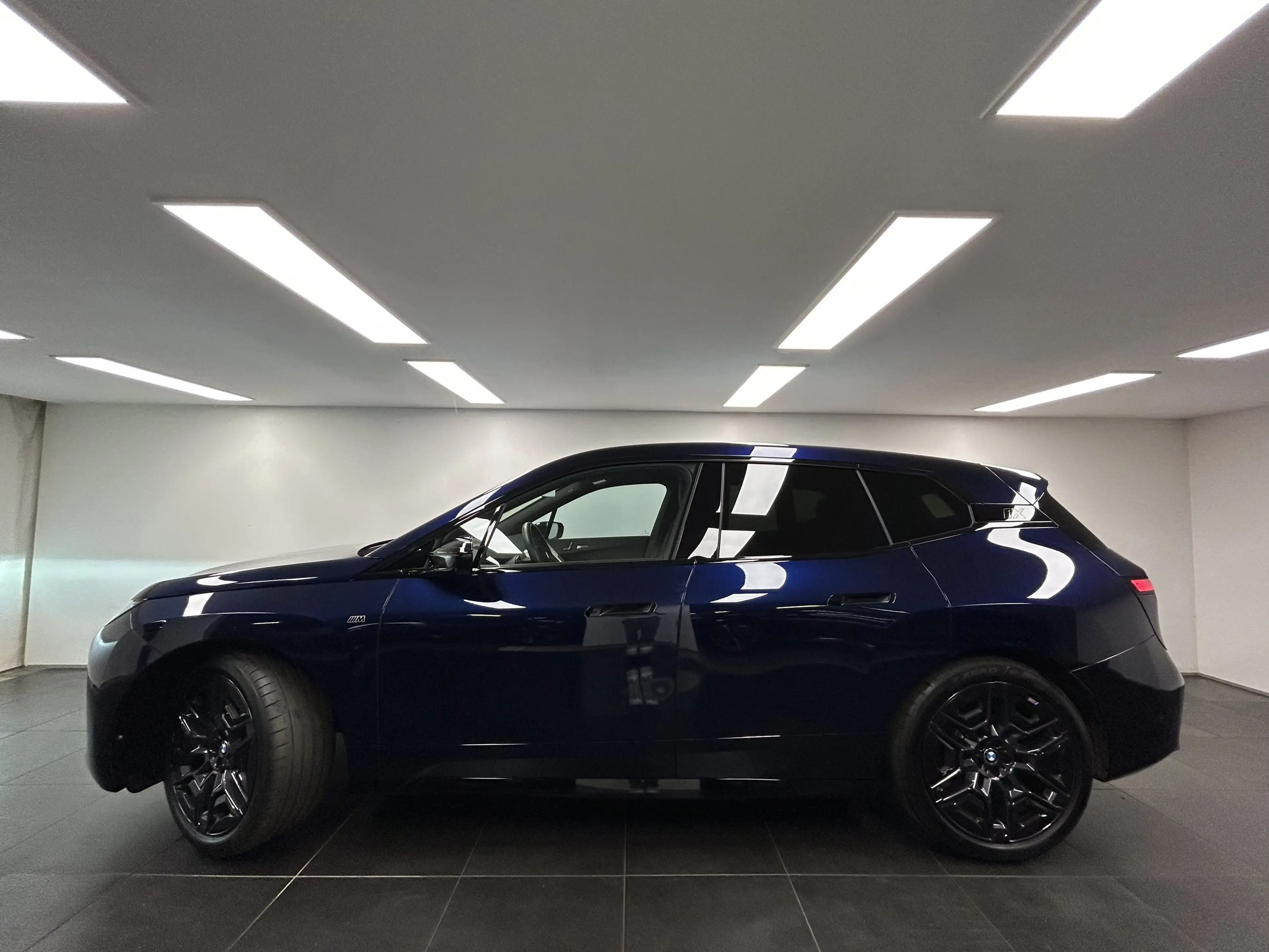 BMW iX M70 xDrive — photo 2
