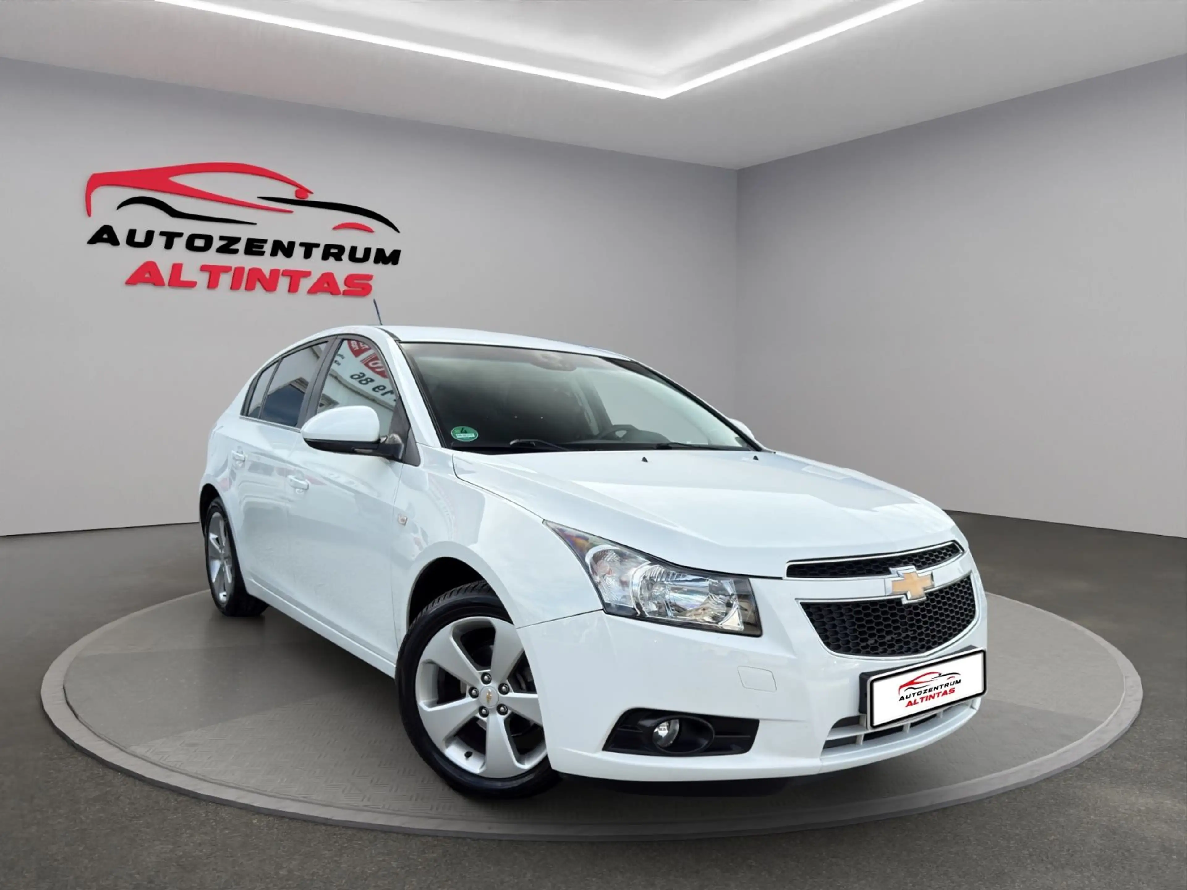 Chevrolet Cruze Hatchback LTZ*KLIMA*99TKM*NAVI*PDC*TEMP.* — photo 2