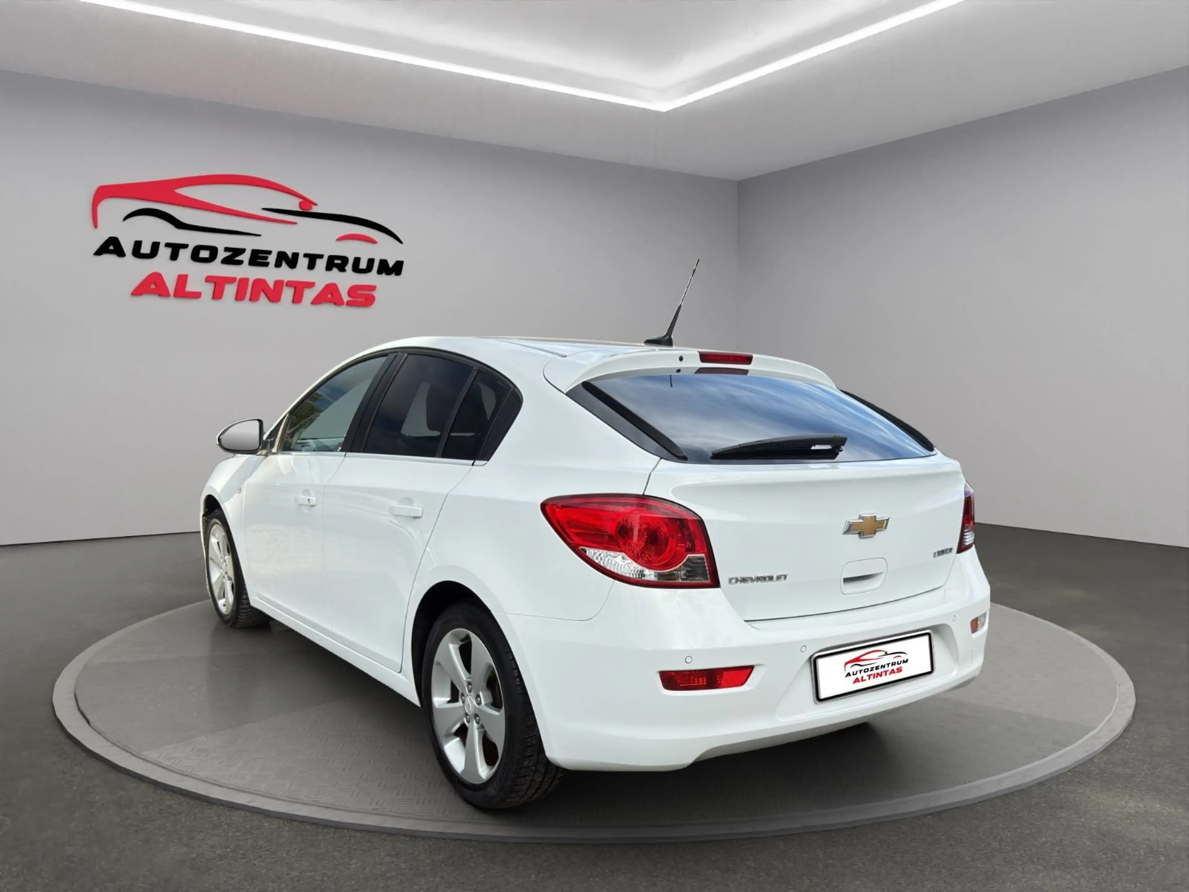Chevrolet Cruze Hatchback LTZ*KLIMA*99TKM*NAVI*PDC*TEMP.* — photo 4