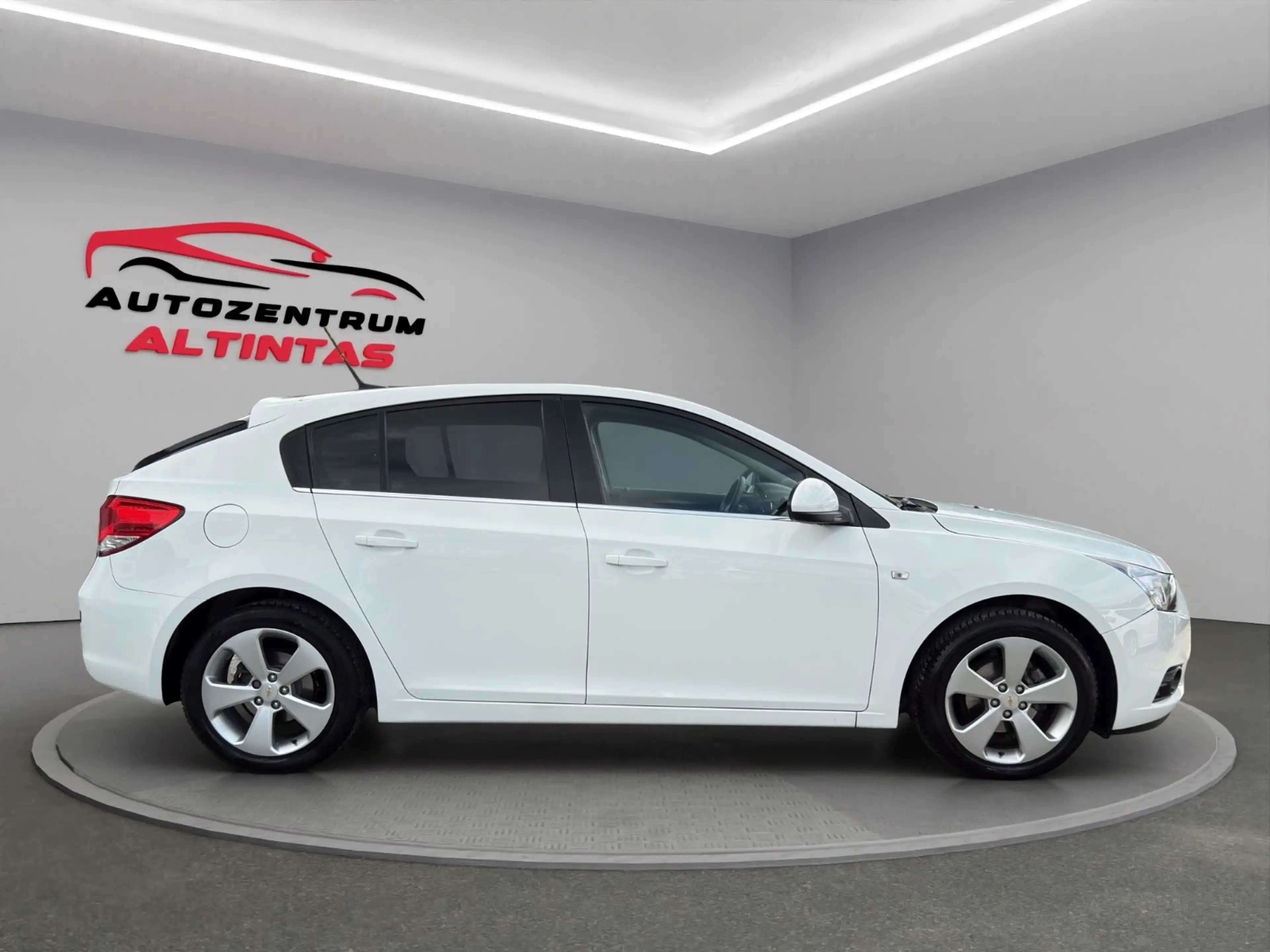 Chevrolet Cruze Hatchback LTZ*KLIMA*99TKM*NAVI*PDC*TEMP.* — photo 8