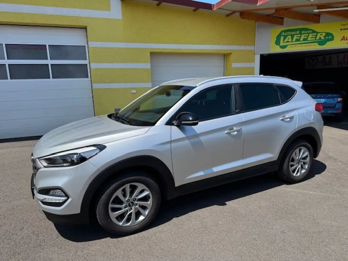 Hyundai TUCSON Go 2WD 1.7CRDi Aut. - nur 55600km TOP! Silber - 2