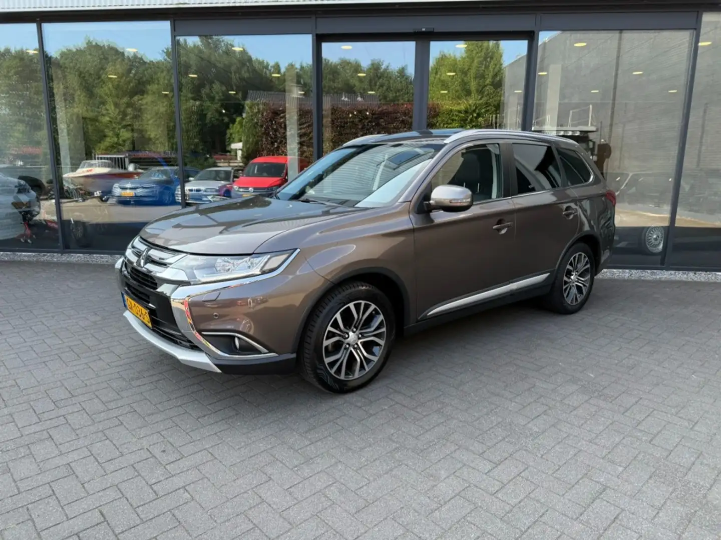 Mitsubishi Outlander 2.0 Instyle 7-Pers, Full Options,Leder,Schuifdak,K Marrone - 1