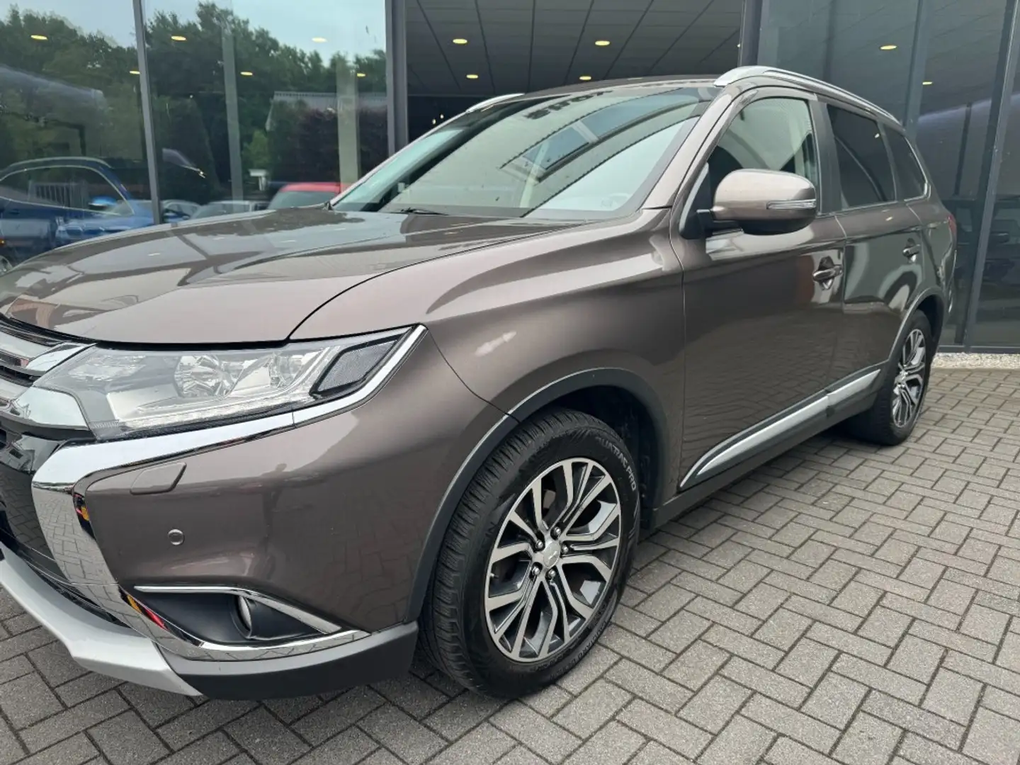 Mitsubishi Outlander 2.0 Instyle 7-Pers, Full Options,Leder,Schuifdak,K Marrón - 2