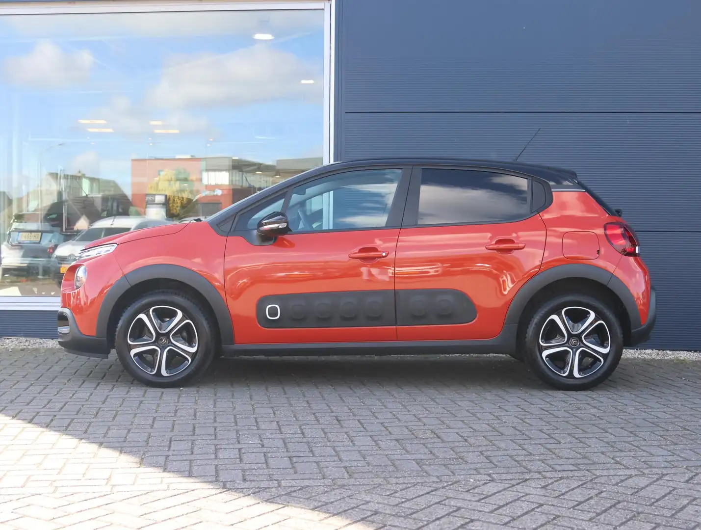 Citroen C3 1.2 Feel Edition | 1ste eigenaar | Parkeersensoren Orange - 2