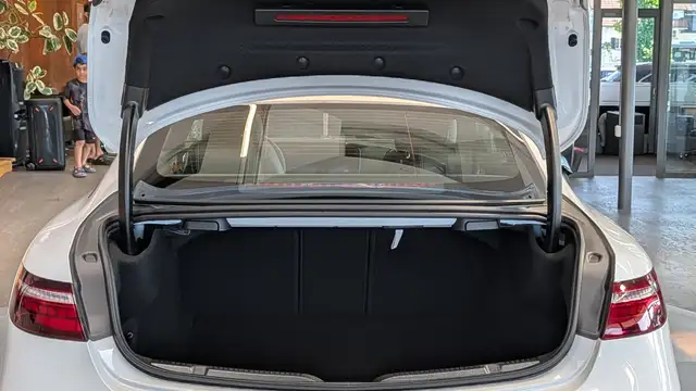 Mercedes-Benz E-Class view 9