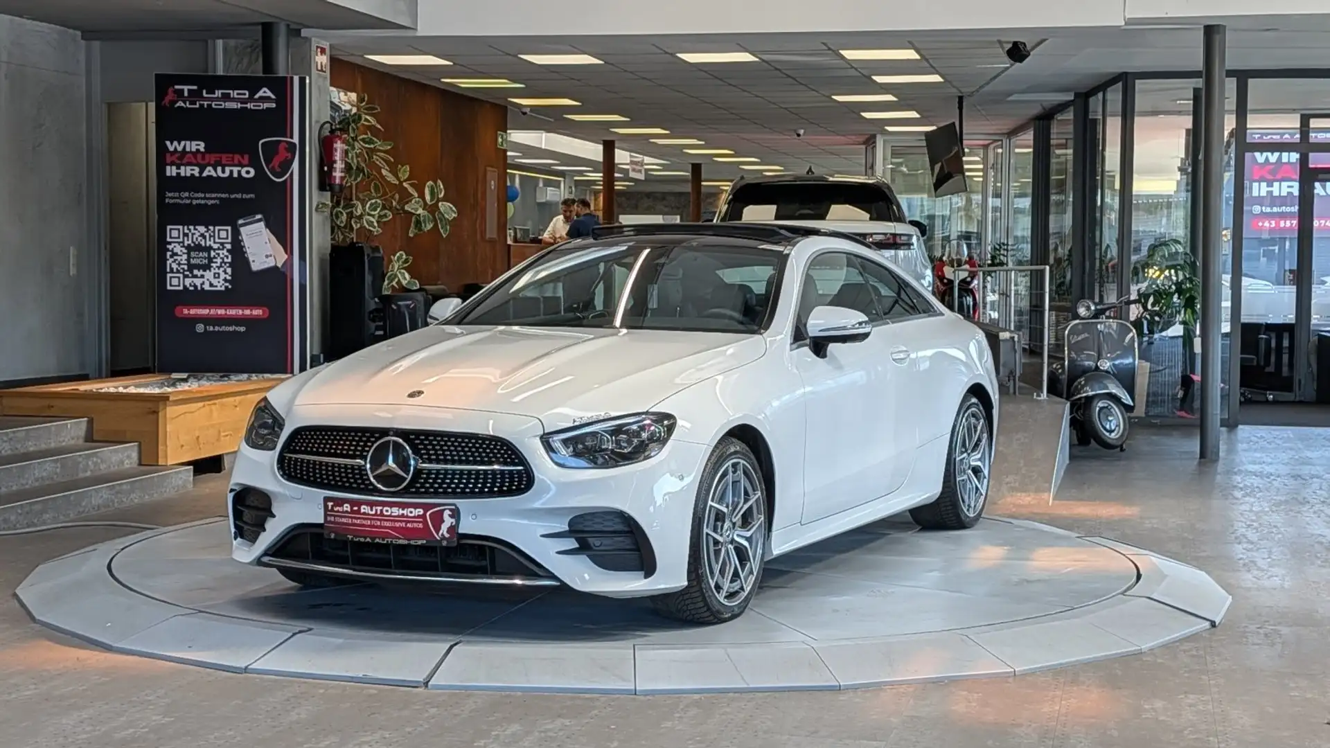Mercedes-Benz E 300 Coupe 4Matic AMG-Paket 1-Hand Aut. *Pano*360°*Sitz Weiß - 1