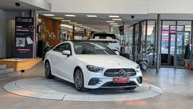 Mercedes-Benz E-Class view 3