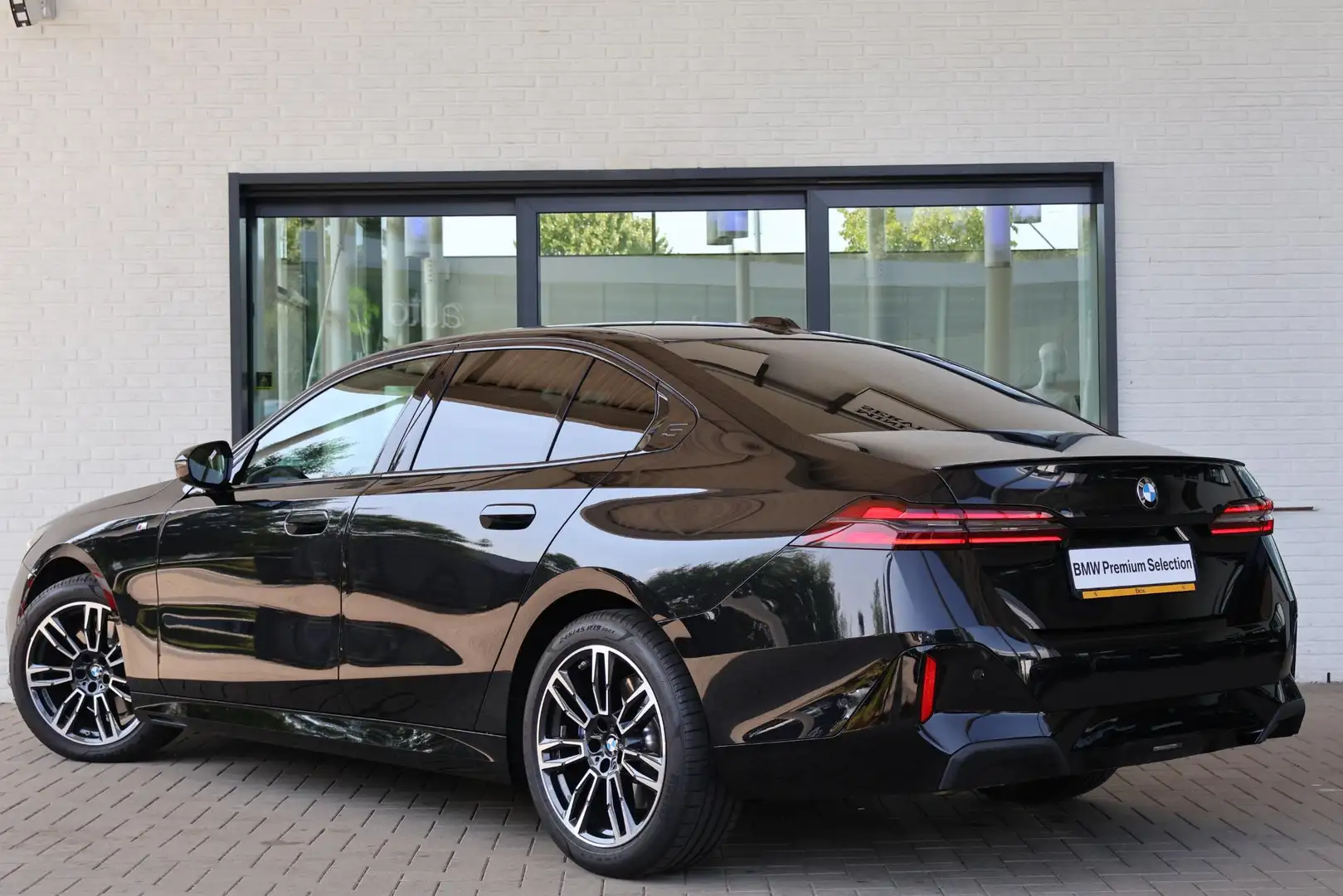 BMW 520 5 Serie Sedan 520i | M Sportpakket Pro | Driving A Noir - 2