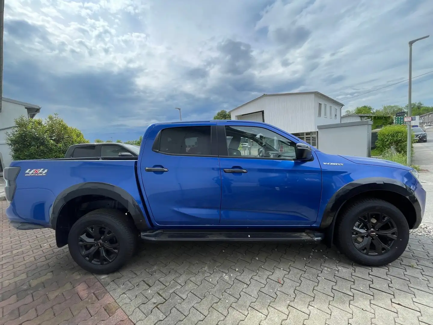 Isuzu D-Max Double Cab 4WD AT Automatik - V-Cross Blau - 2