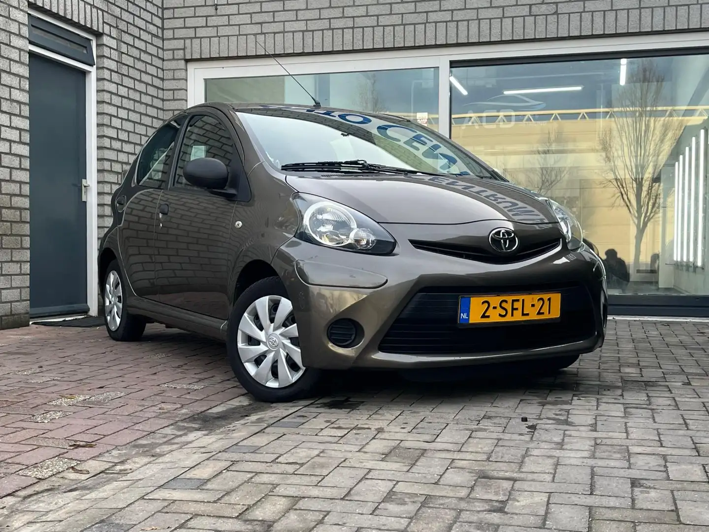Toyota Aygo 1.0 VVT-i Now Cool Edition Bruin - 2