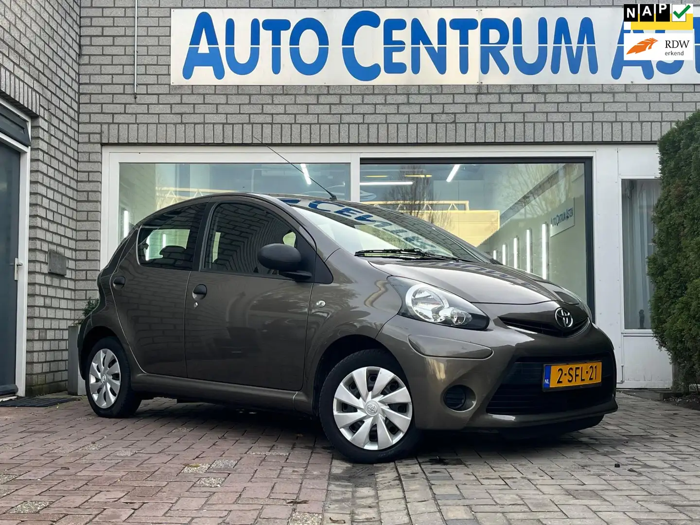 Toyota Aygo 1.0 VVT-i Now Cool Edition Bruin - 1