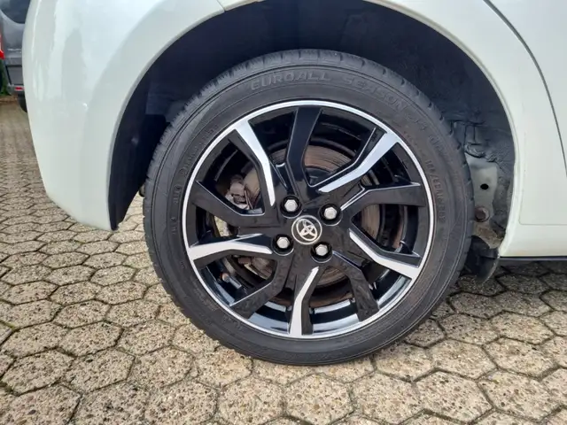Toyota Yaris view 22