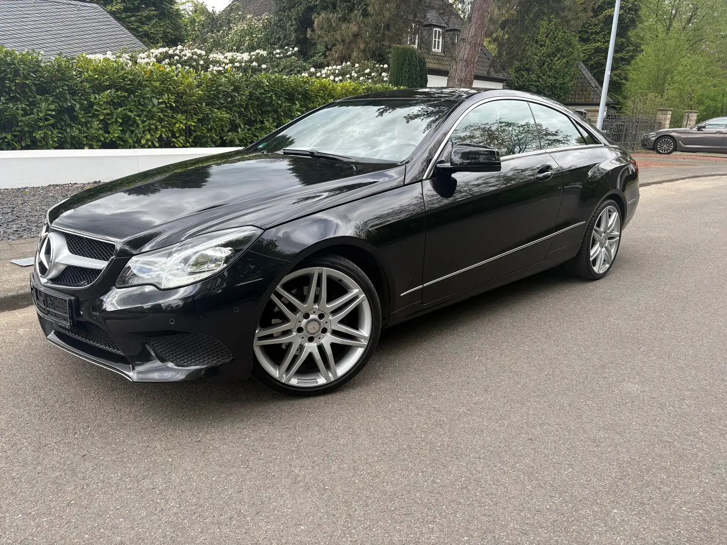 Mercedes-Benz E 350 COUPE-4M-1.HD-UNFALLFR-19AMG-SPORT-PANO-LEDER--LED Zwart - 1