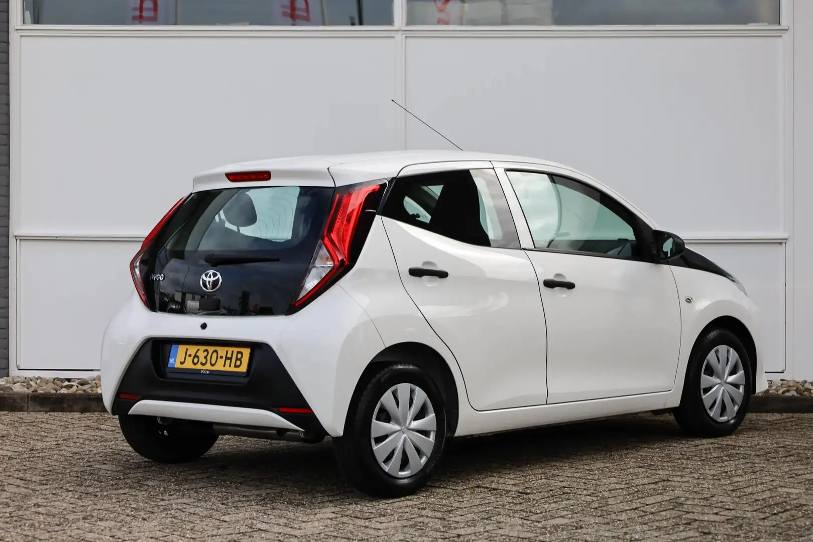 Toyota Aygo 1.0 VVT-i 72pk x-fun | Airco | Bluetooth Blanc - 2