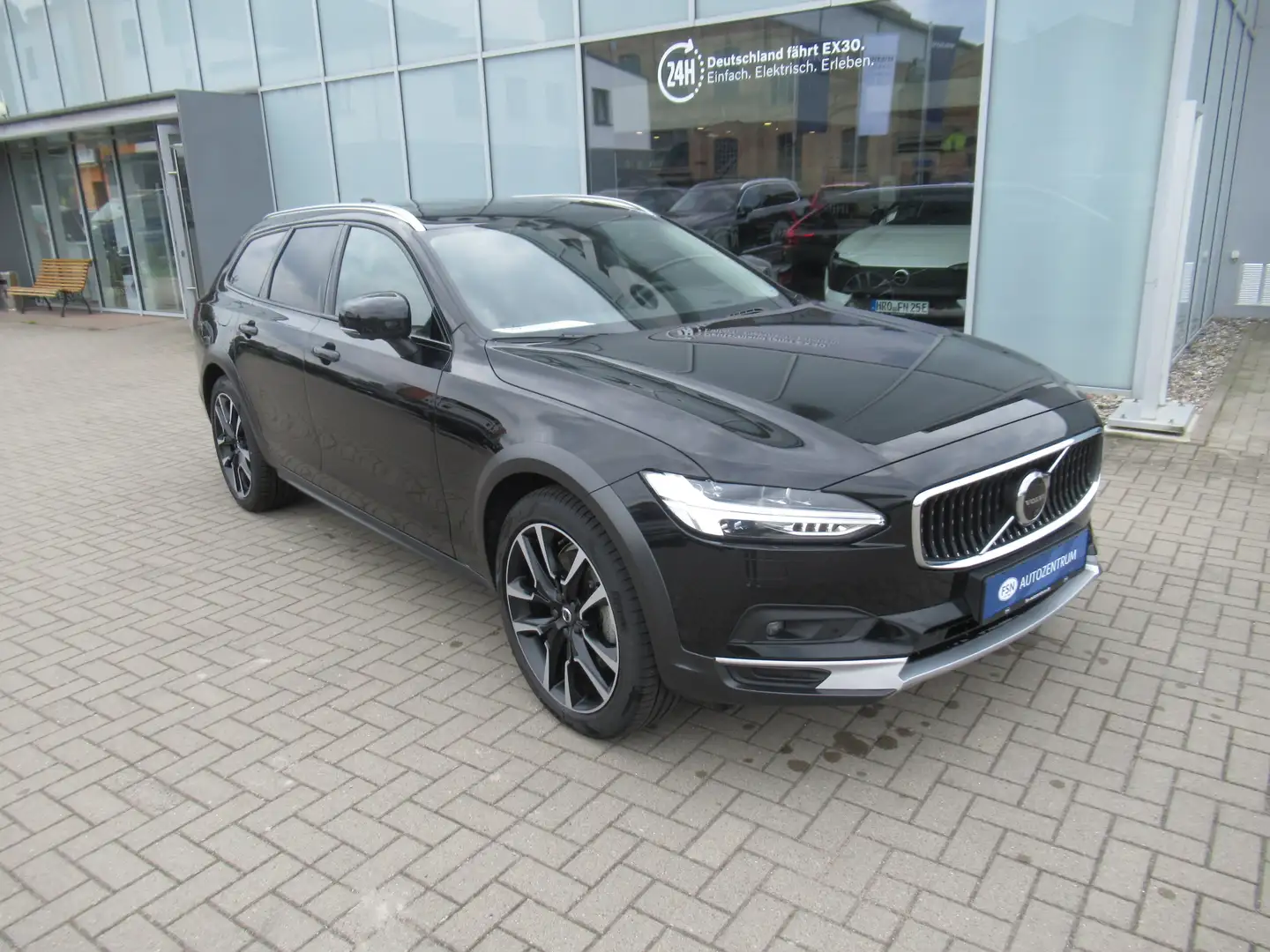 Volvo V90 Cross Country B5 Benzin AWD Ultimate Schwarz - 2