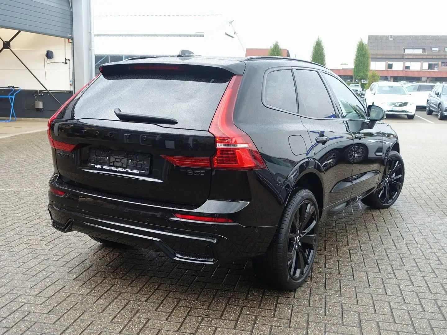 Volvo XC60 Black Edition Plus B5 AWD/FOURC/H&K/360° Schwarz - 2