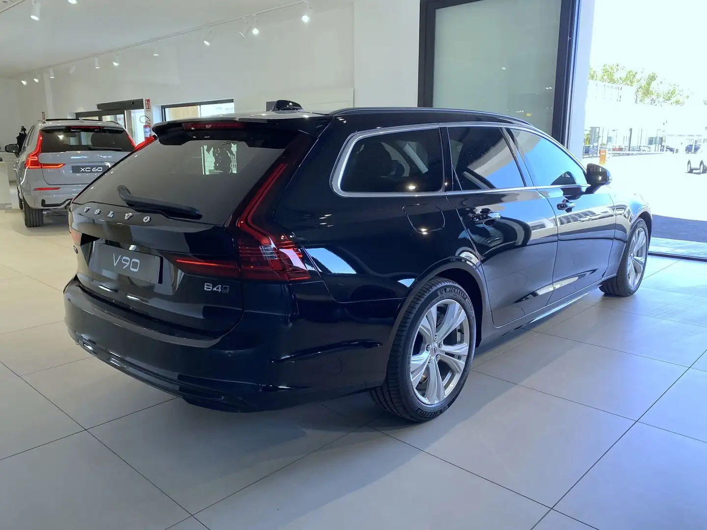 Volvo V90 B4 197+14 CV Mild Hybrid AWD Diesel Automatica Co Negro - 2