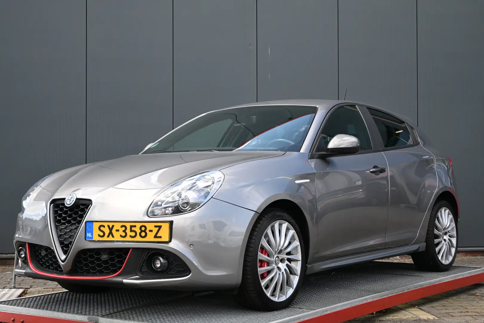 Alfa Romeo Giulietta 1.4 Turbo MultiAir Super automaat Grijs - 1