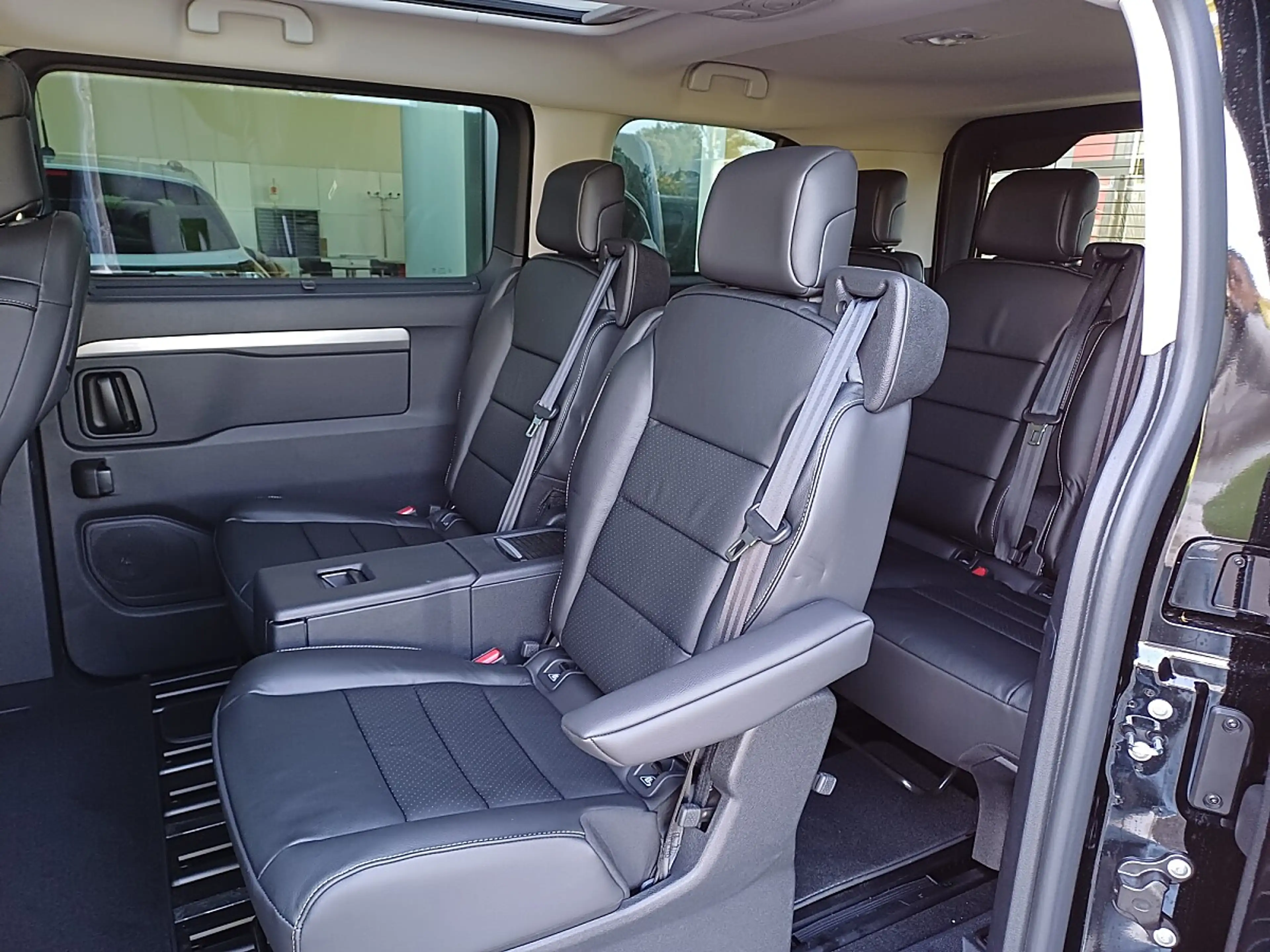 Peugeot Traveller Premium BlueHDi 180 Standard EAT8 — photo 13