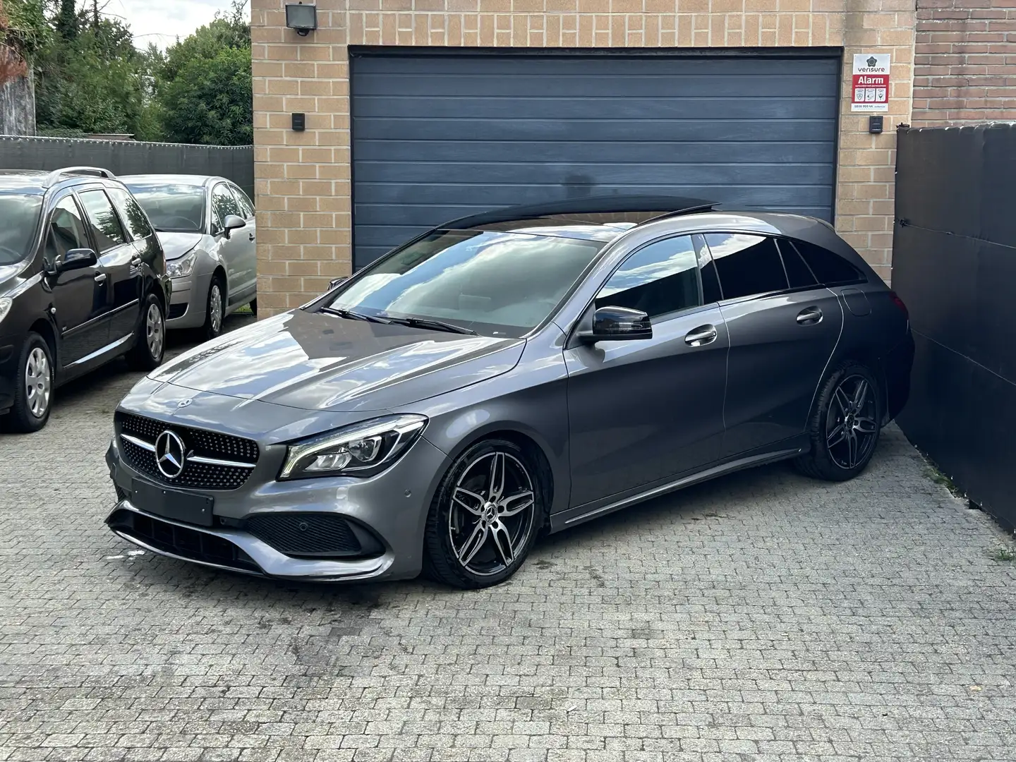 Mercedes-Benz CLA 200 AMG Pack 7G Automaat Navigatie PanoDak Bi-Xenon Gris - 2
