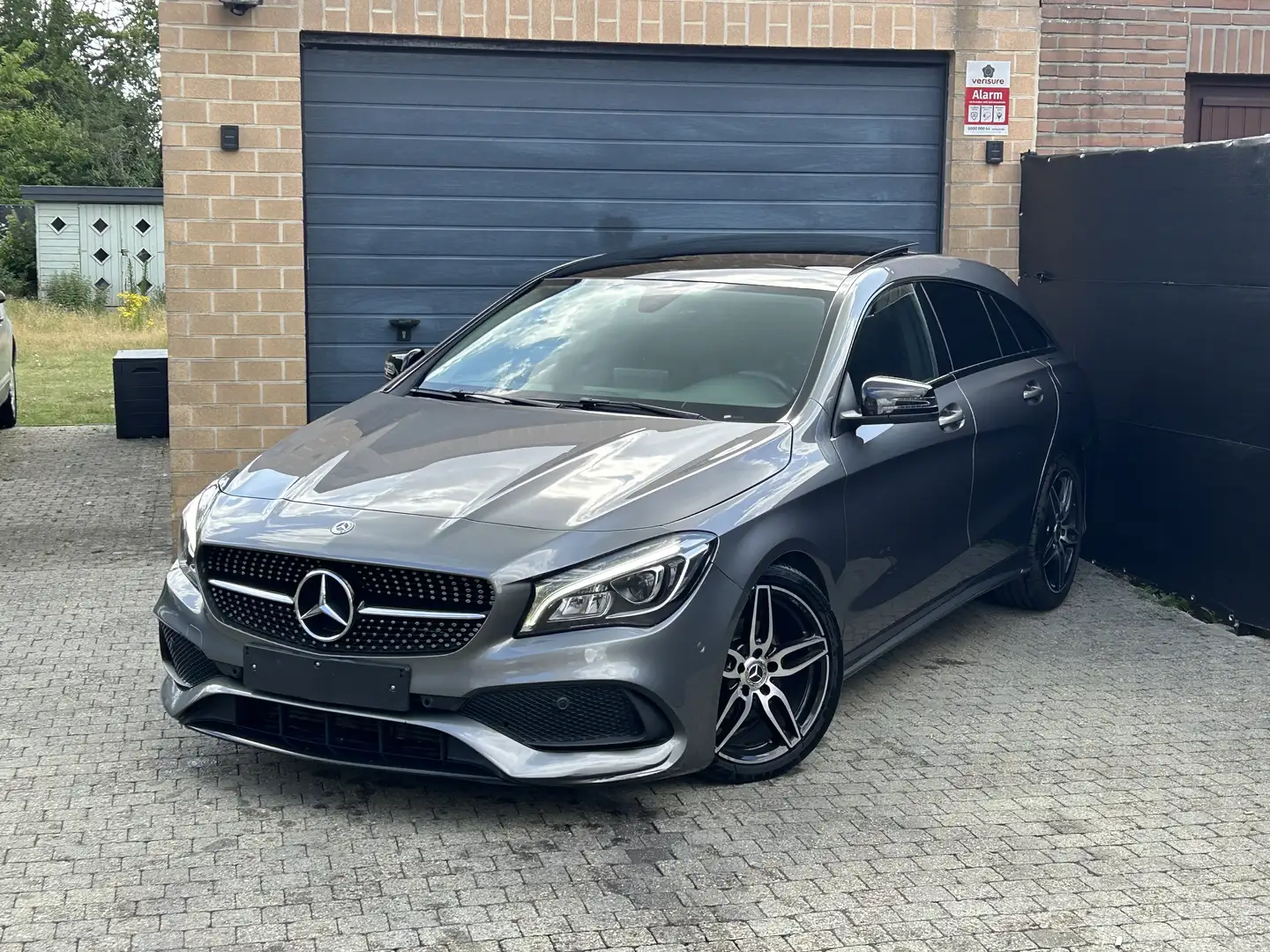 Mercedes-Benz CLA 200 AMG Pack 7G Automaat Navigatie PanoDak Bi-Xenon Gris - 1