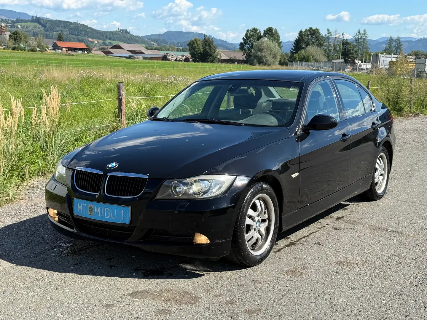 BMW 318 BMW e90 318d Limo Schwarz - 1