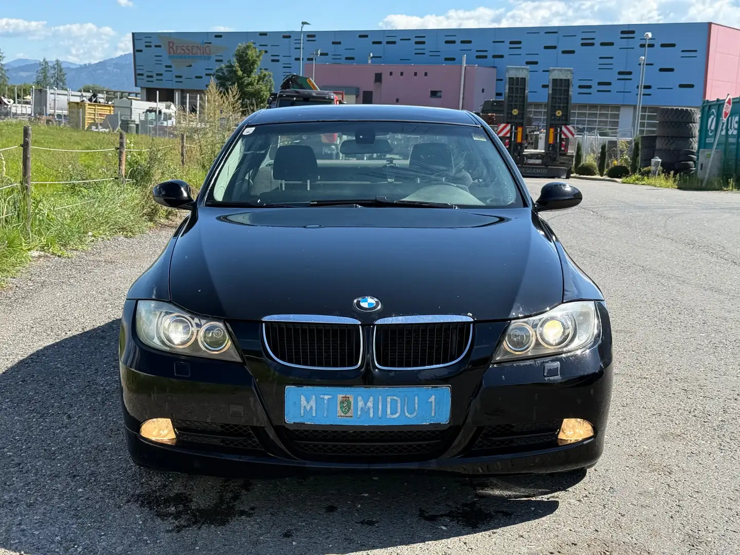 BMW 318 BMW e90 318d Limo Schwarz - 2