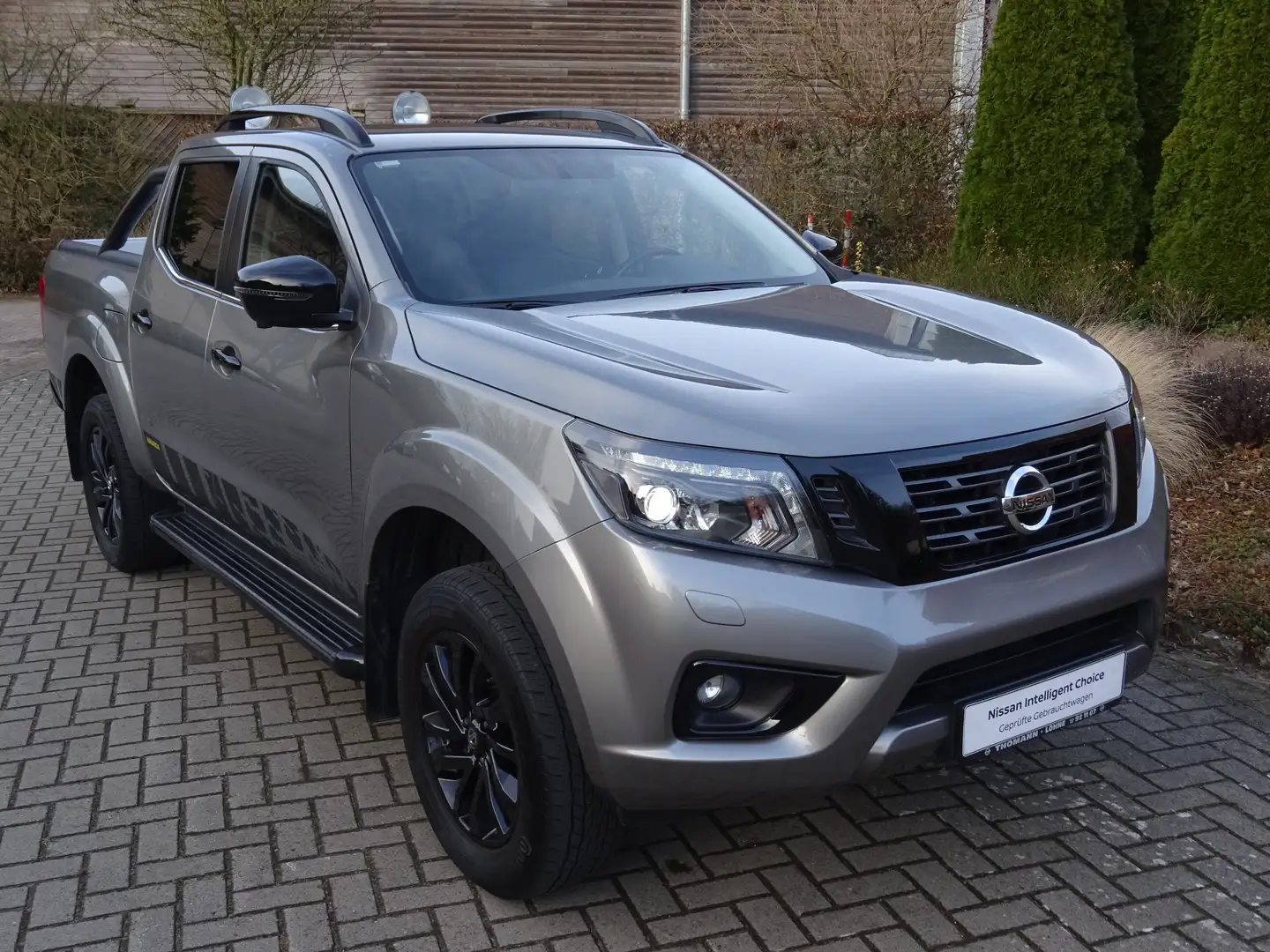 Nissan NP300 N-Guard Double Cab 4x4 Grey - 2