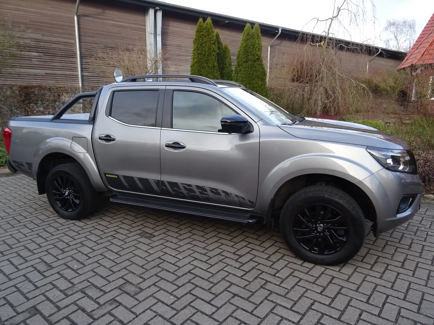 Nissan NP300 N-Guard Double Cab 4x4 Grey - 1