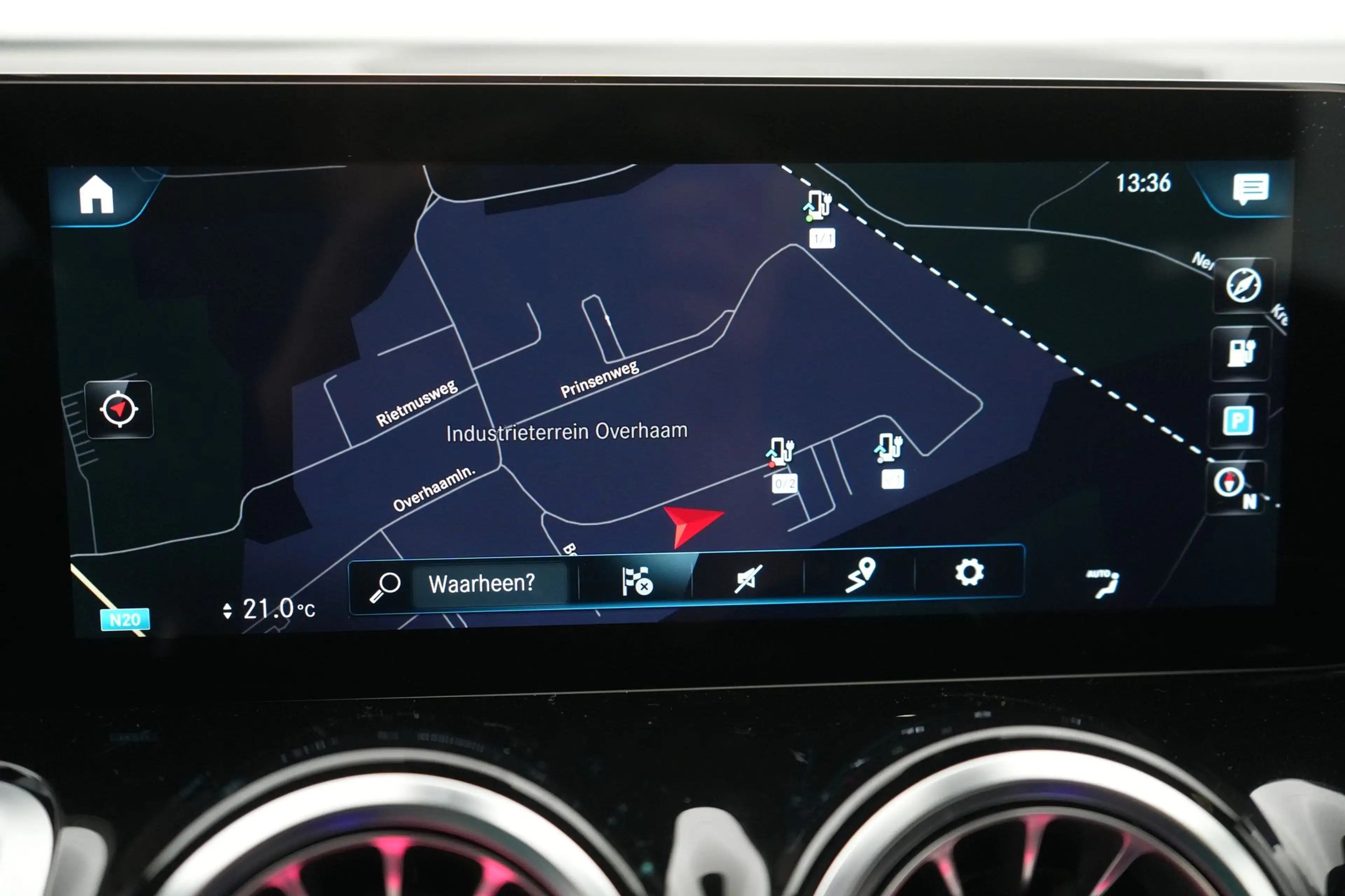 Mercedes-Benz EQB 300 Luxury Line 4-Matic LEDER/CUIR LED GPS PDC CAM Ver — photo 15