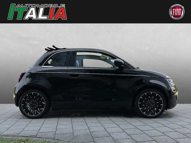 Fiat 500e view 3