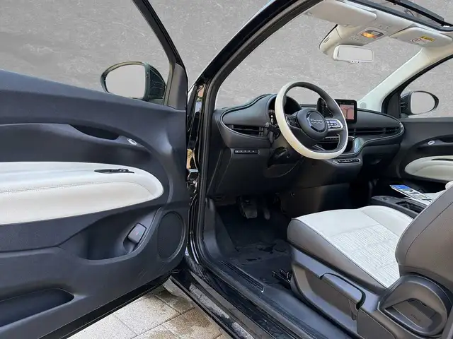 Fiat 500e view 5
