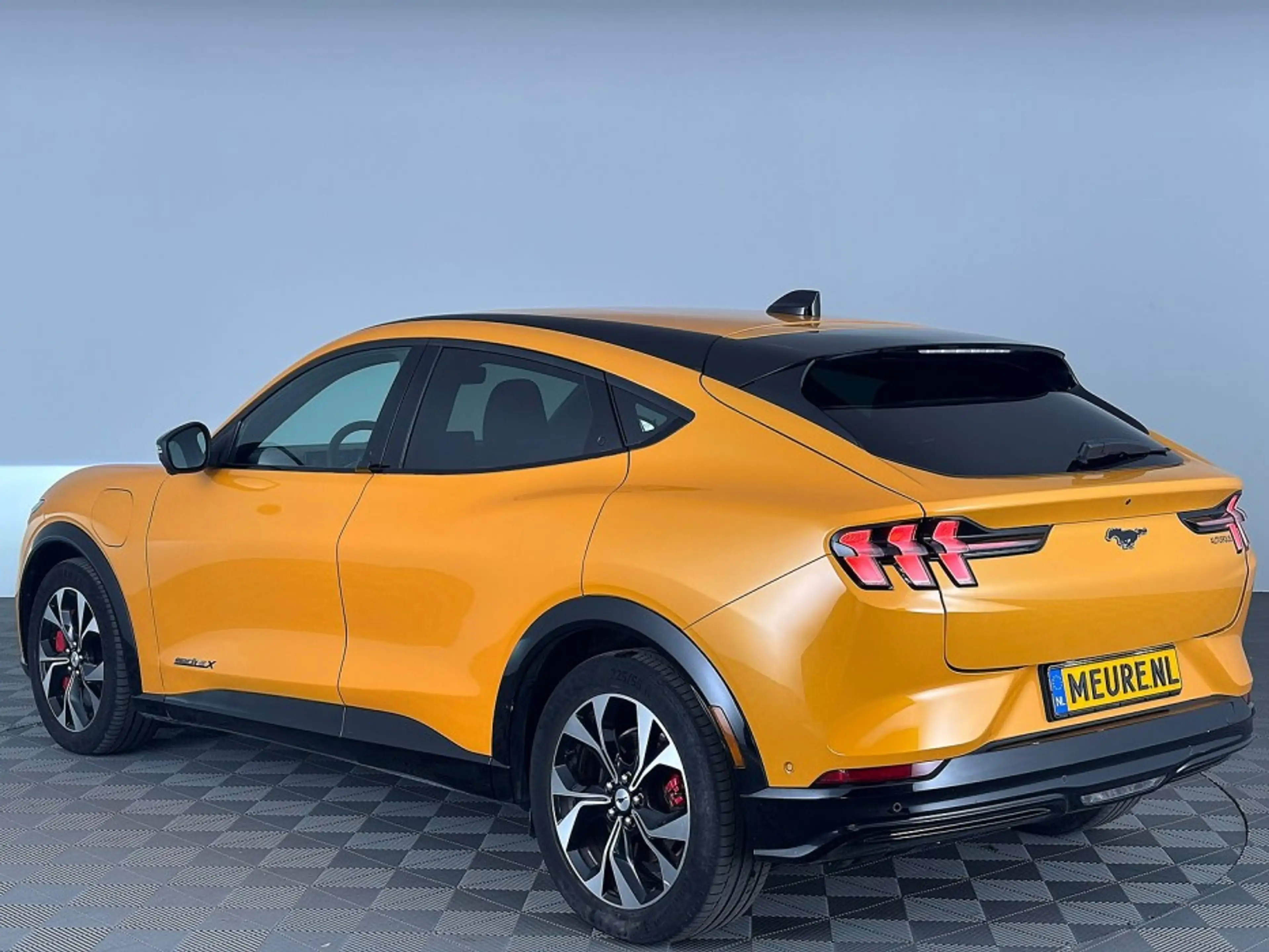 Ford Mustang Mach-E Extended Premium 98kWh | Cyber Orange | El. stoele — photo 2