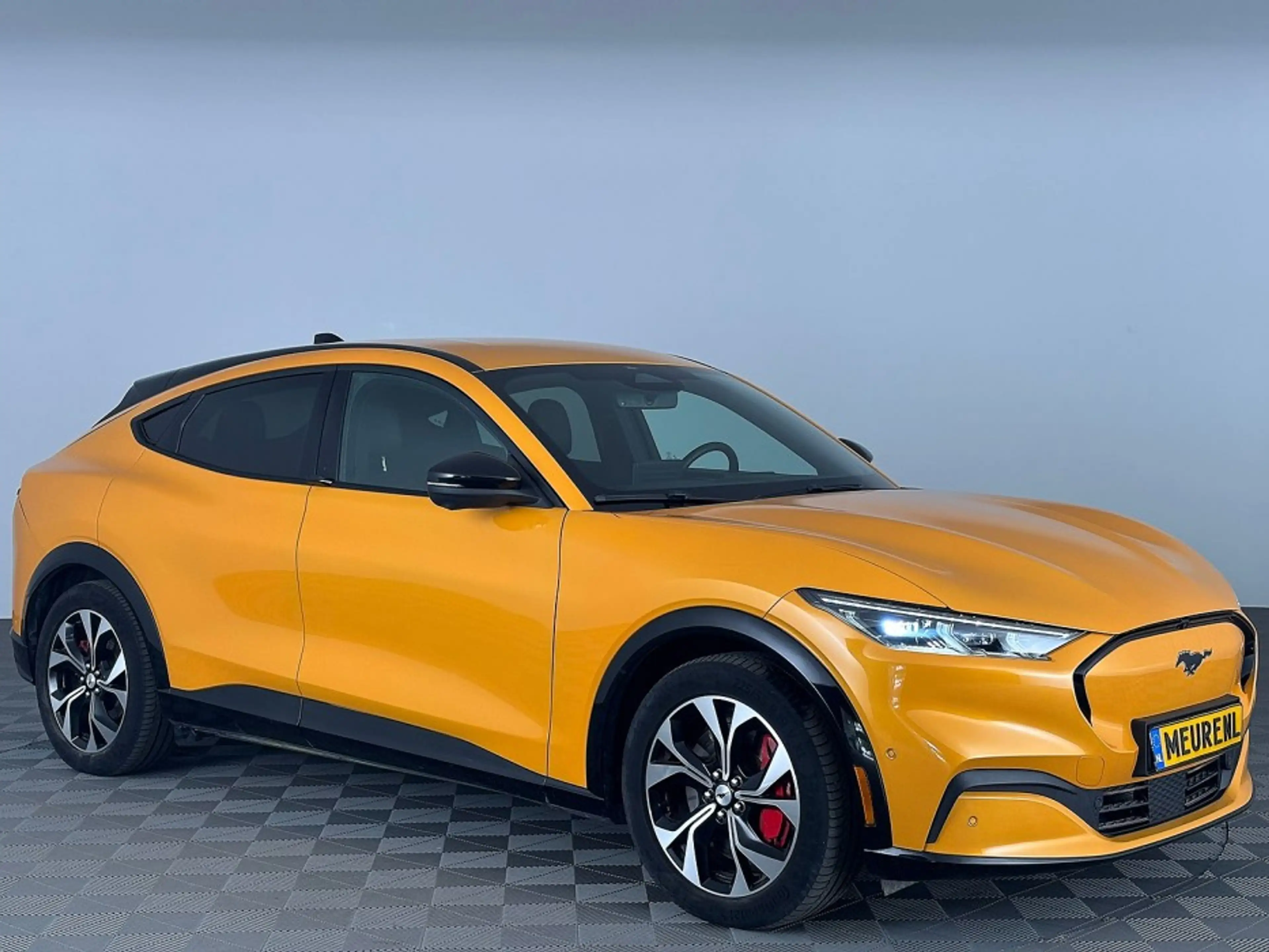 Ford Mustang Mach-E Extended Premium 98kWh | Cyber Orange | El. stoele