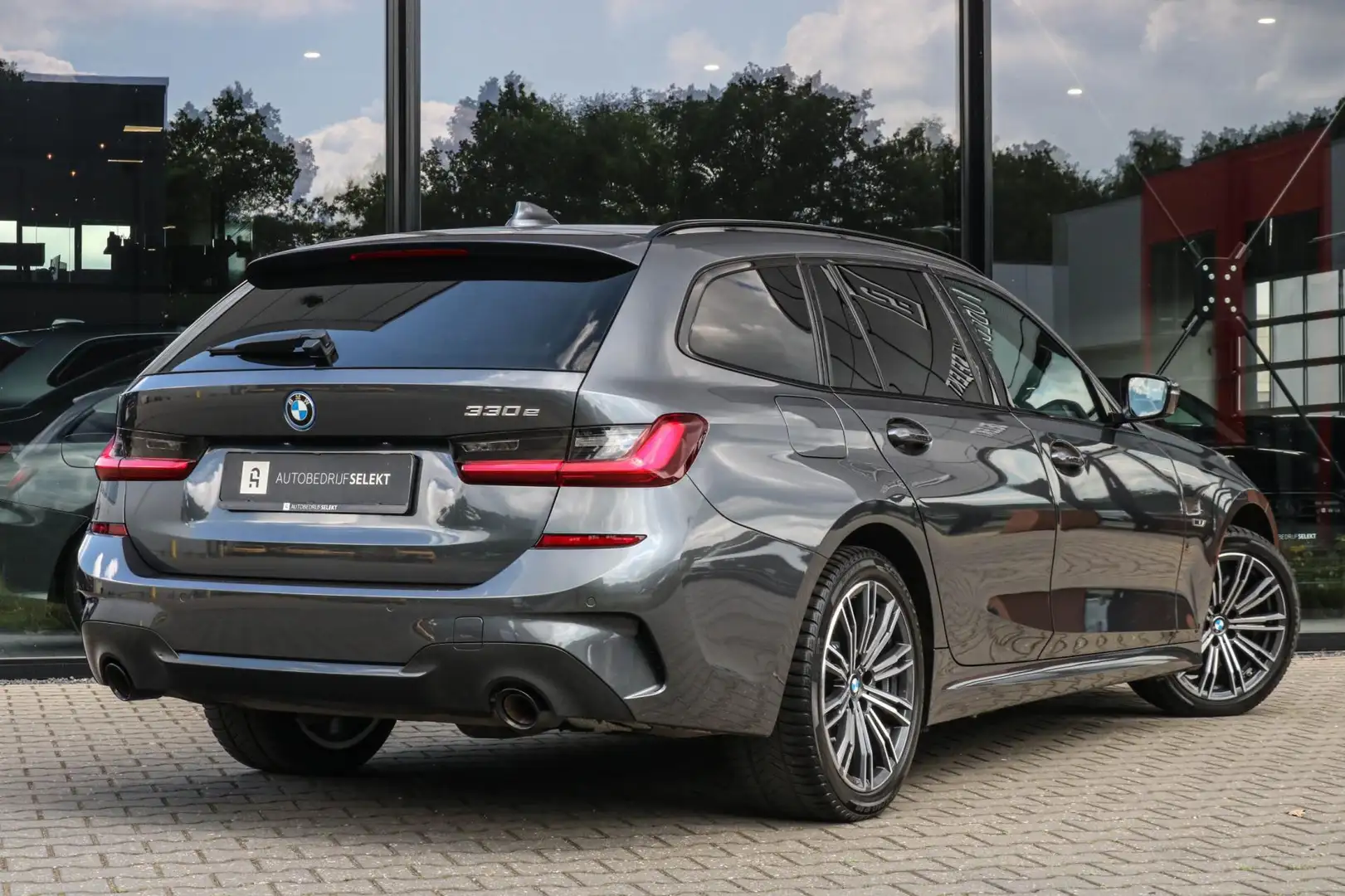 BMW 330 3-serie Touring 330e - M-SPORT - CARPLAY - SFEERVE Gris - 2