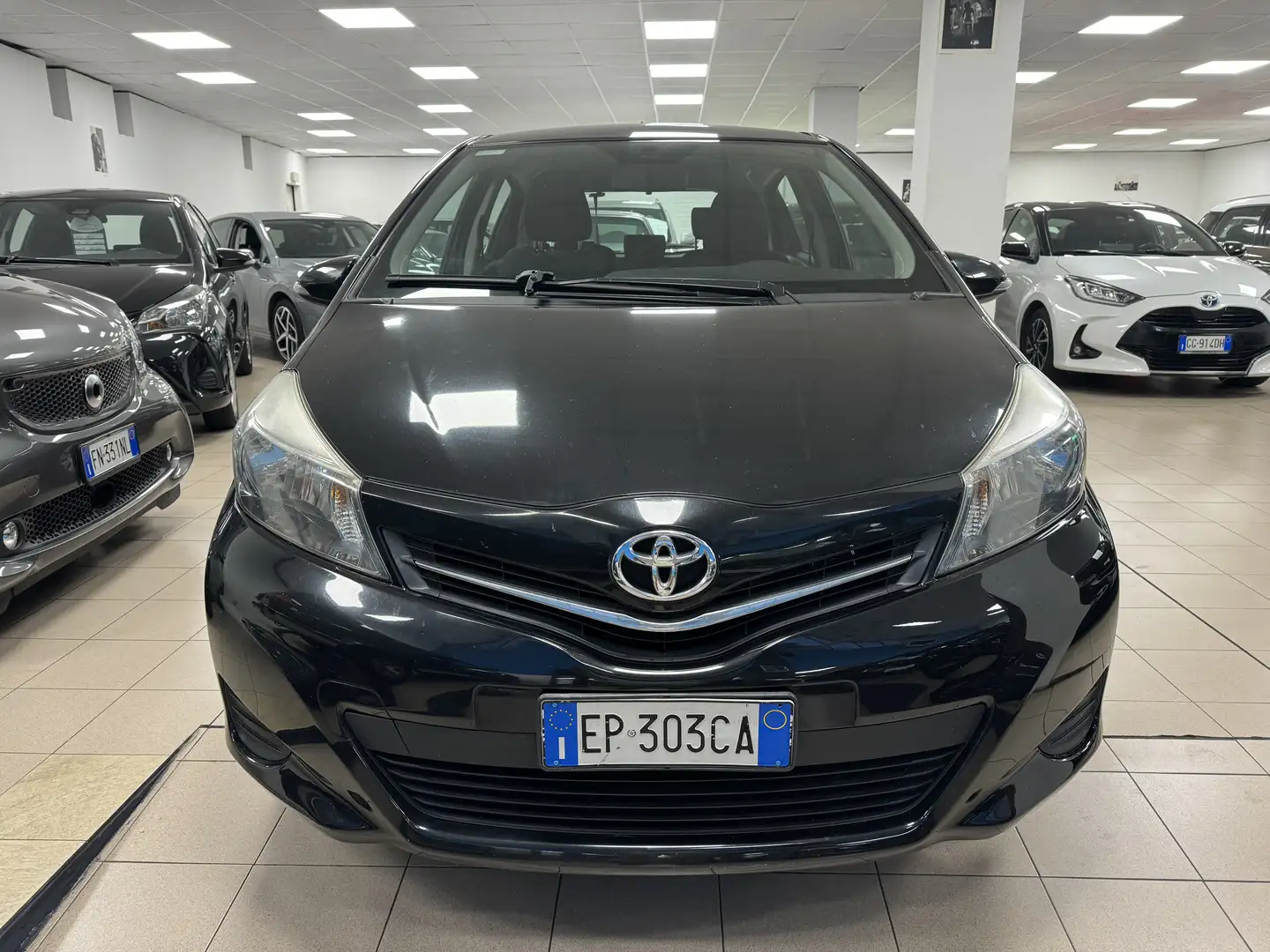 Toyota Yaris Yaris III 2011 5p 1.0 Lounge Negro - 2