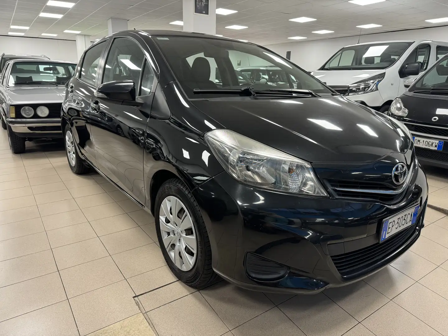 Toyota Yaris Yaris III 2011 5p 1.0 Lounge Negro - 1