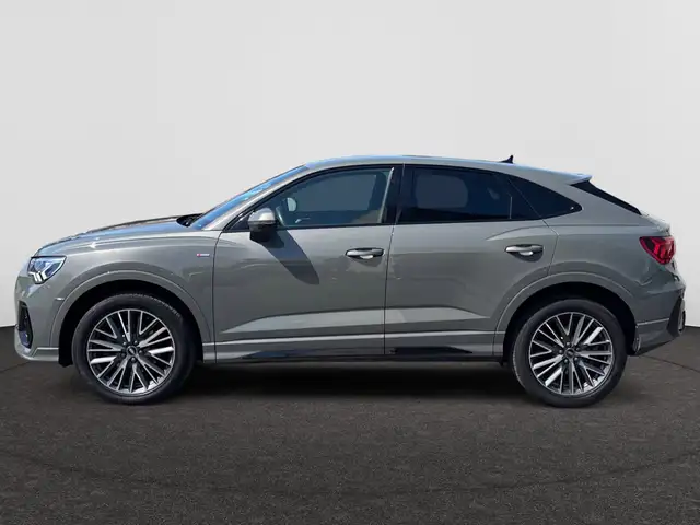 Audi Q3 view 8