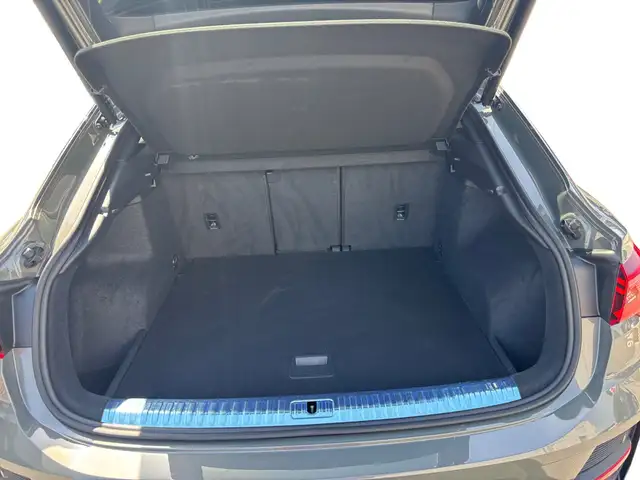Audi Q3 view 14