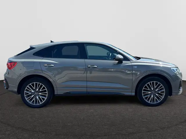 Audi Q3 view 7