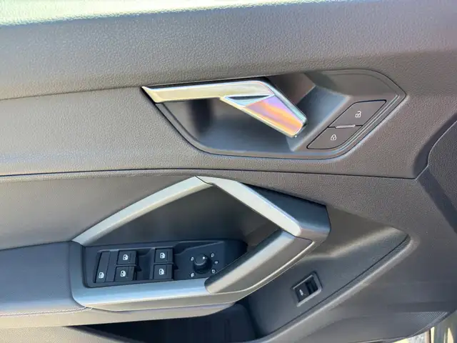 Audi Q3 view 13