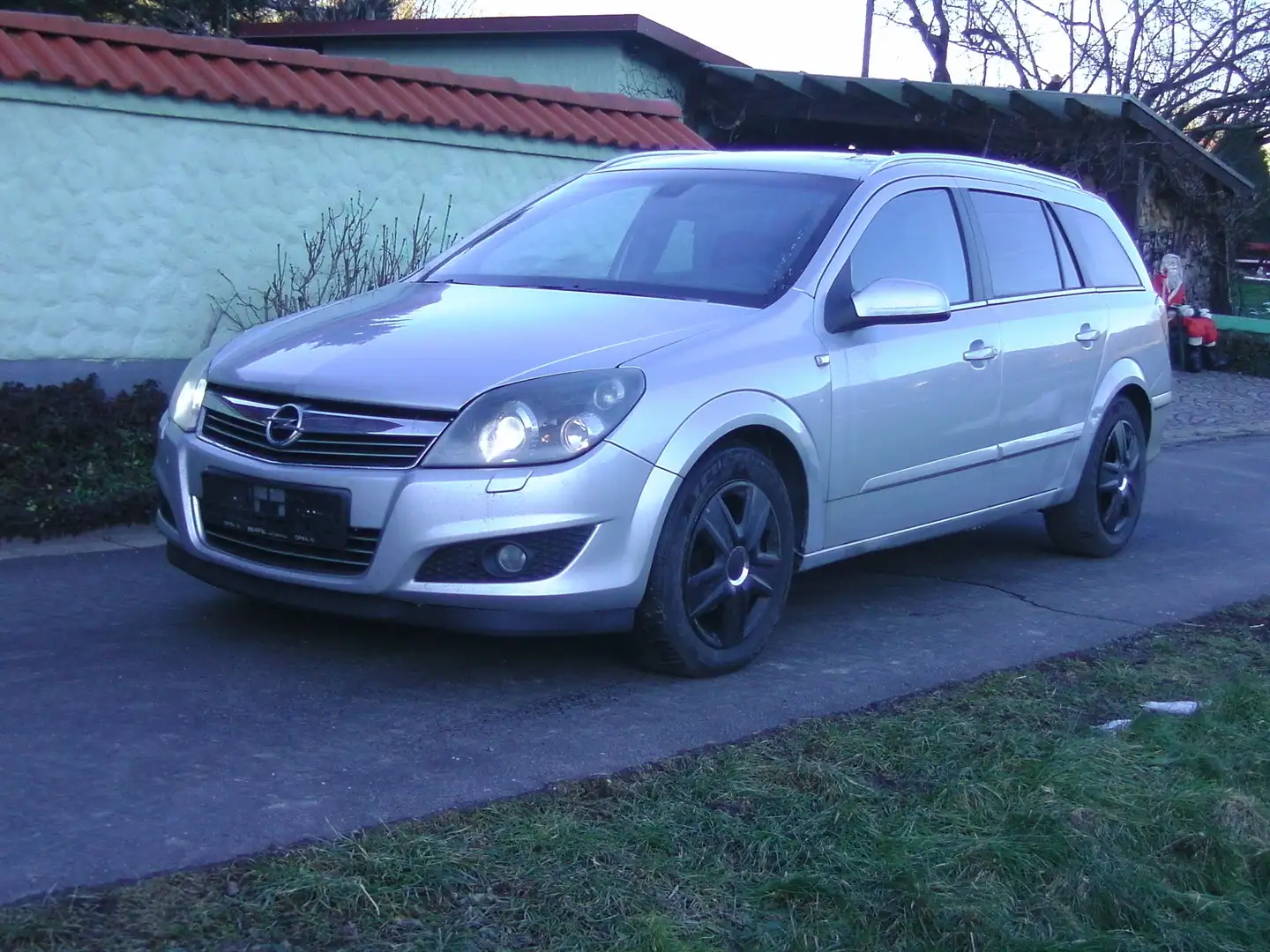 Opel Astra Diesel Caravan DPF Innovation,Xenon,6-Gang,AHK, Plateado - 1