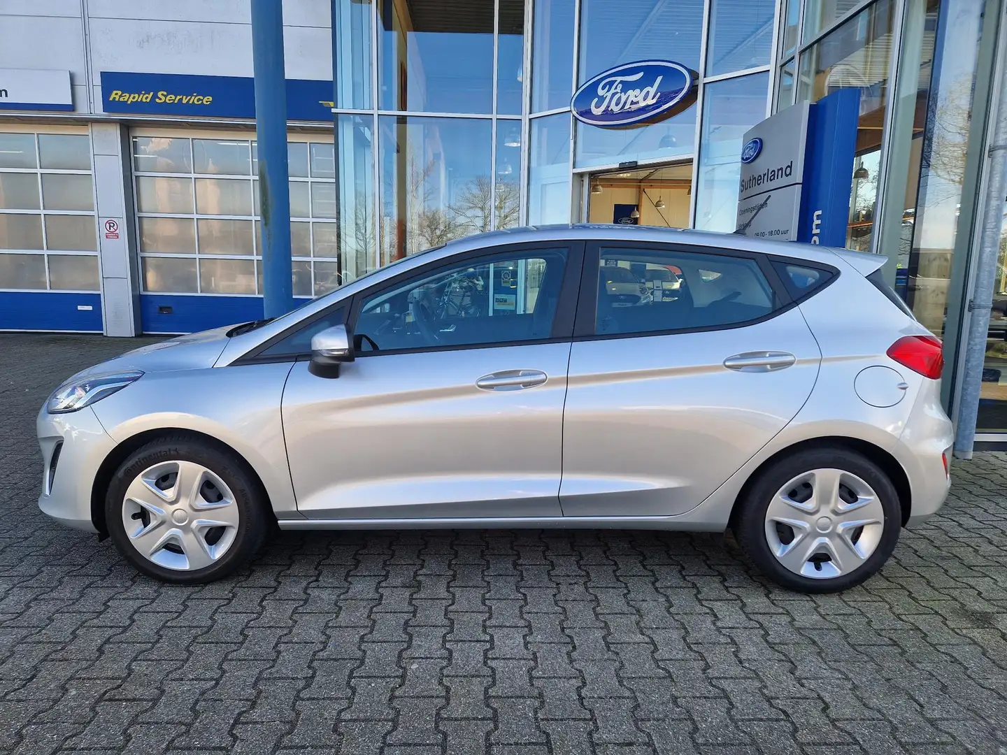 Ford Fiesta 1.1 Trend | 1e Eigenaar | Zeer lage km stand | App Grijs - 2